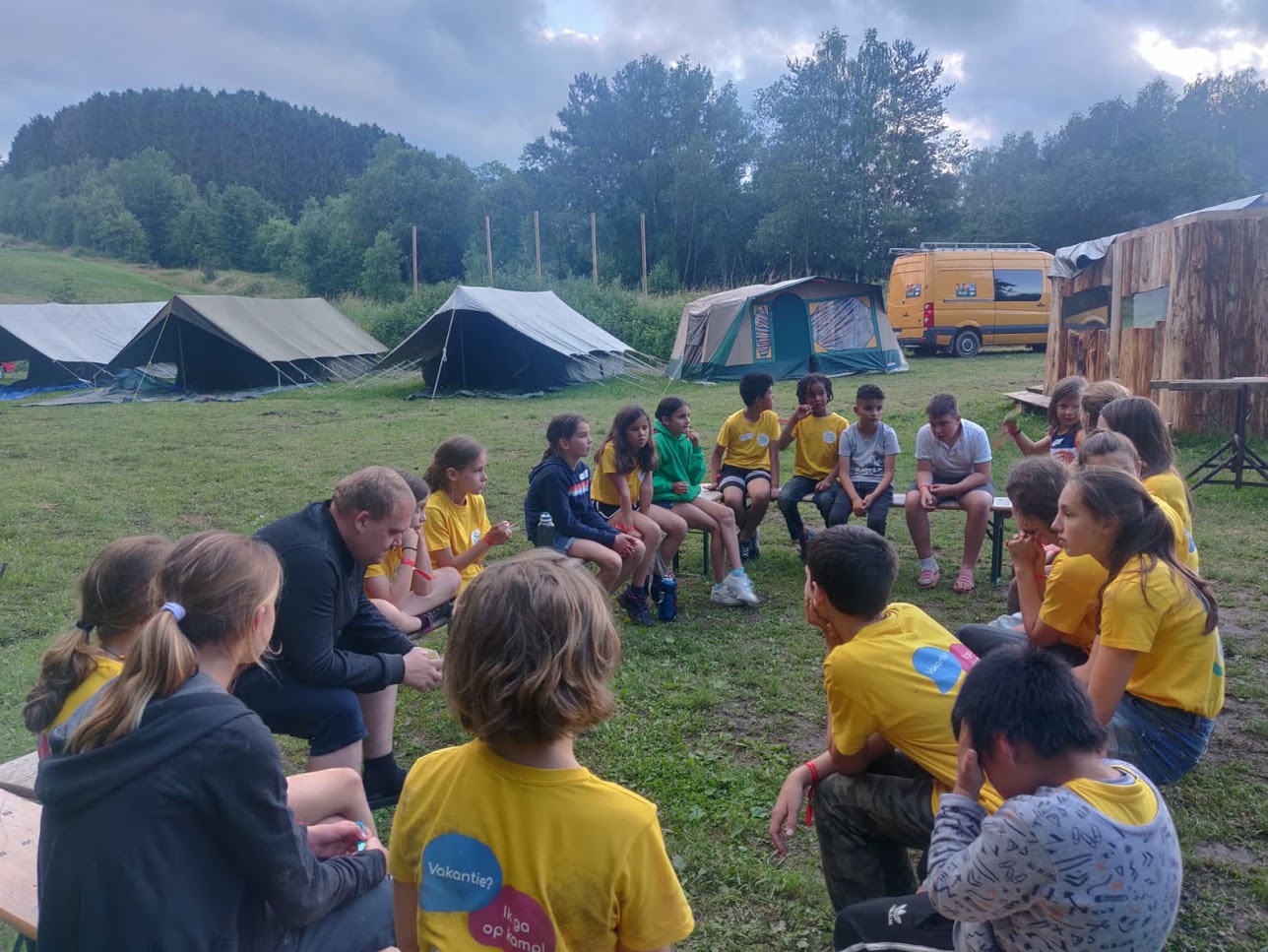 Samen rond het vuur tijdens een avonturenkamp op Wanyi Park